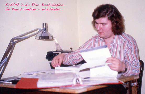 1978-08-ab-Werner beim Studieren der USAF-Blue-Book-Kopien bei Klaus Webner in Wiesbaden