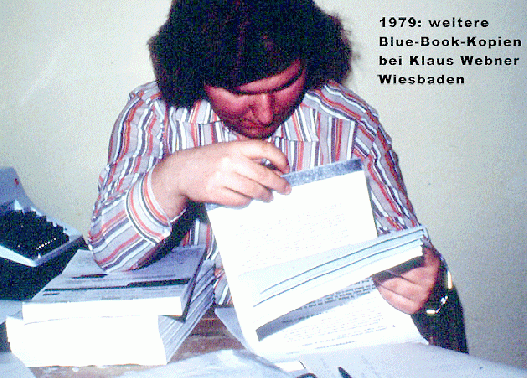 1979-08-w-Werner bei Einsichtnahme von Blue-Book-Kopien bei Klaus Webner