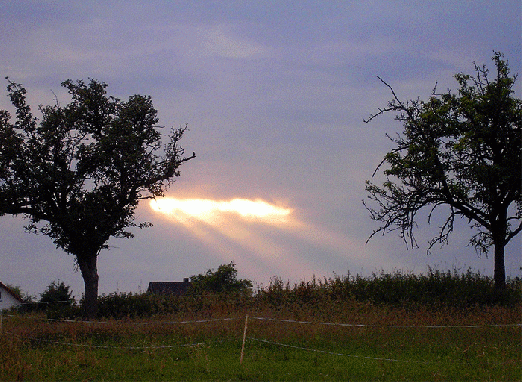 2008-06-eb-Sonnenstrahlen-Effekt über Odenwald