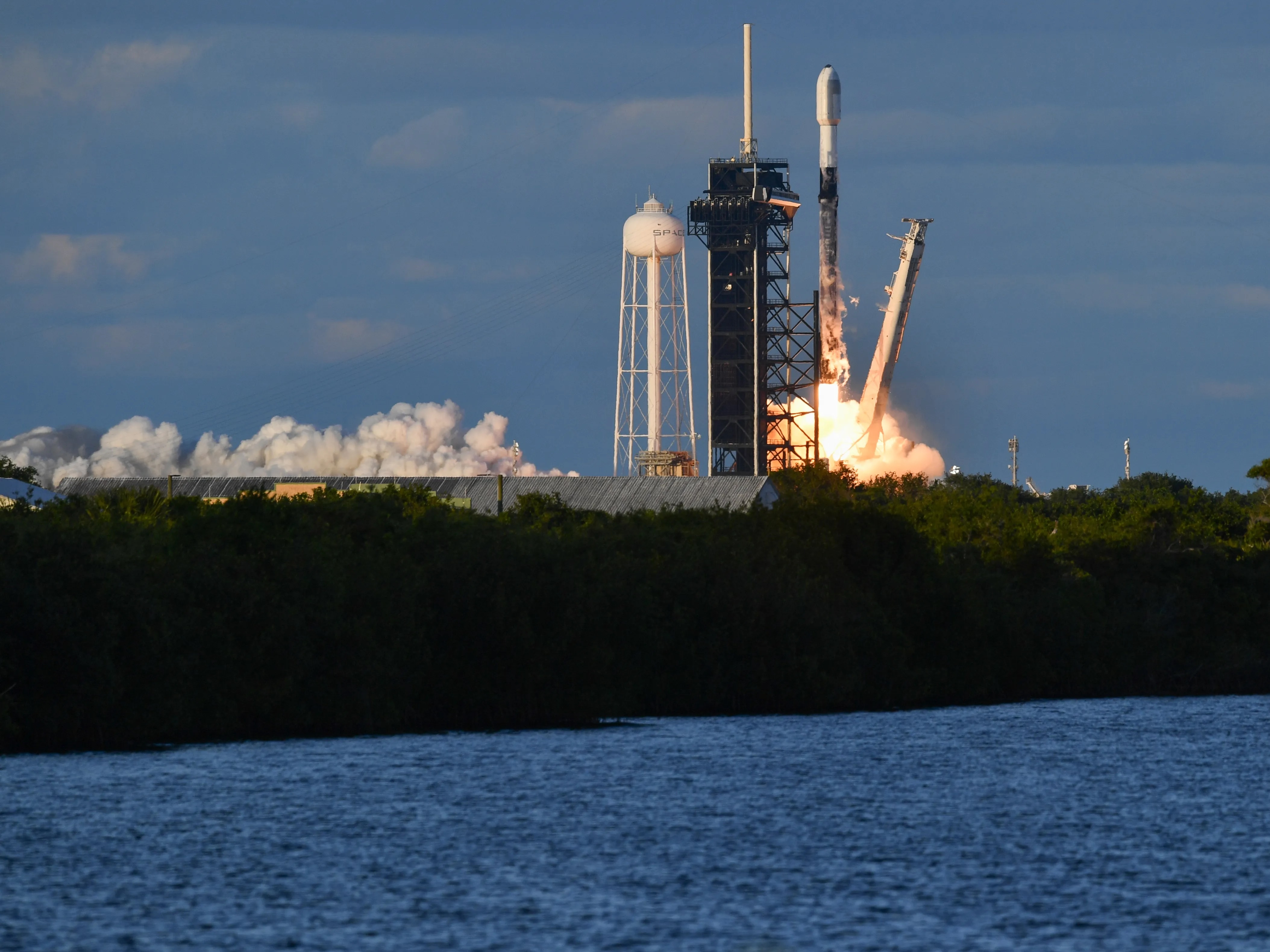 73240082007-crb-040724-spacex-11
