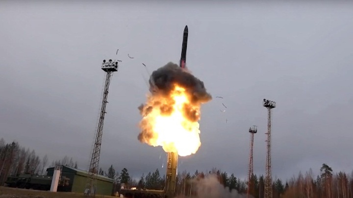 der-start-einer-russischen-interkontinentalrakete-die-neue-einheit-mit-den-hyperschall-raketen-soll-