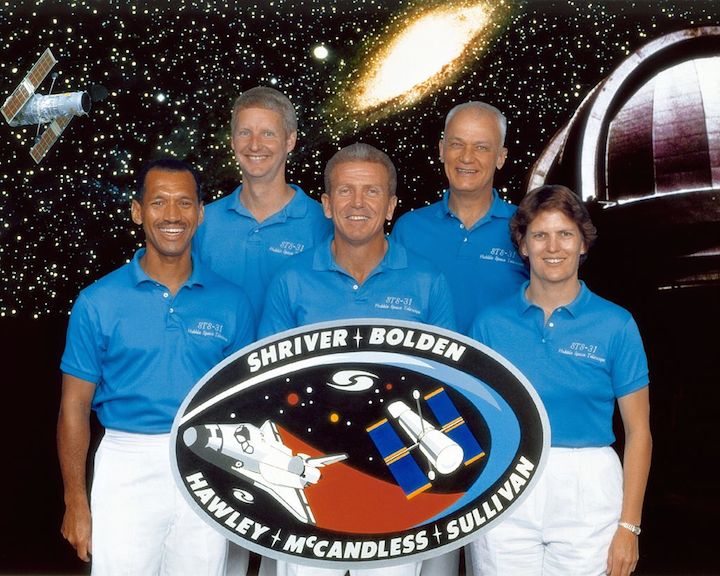 1024px-sts-31-crew