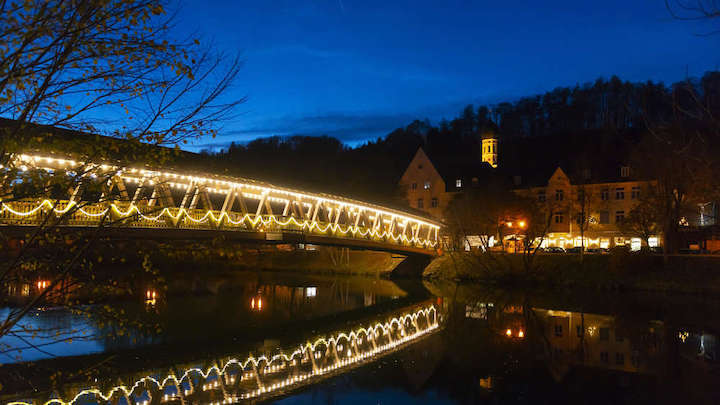 1041149894-idyllische-nacht-in-wolfratshausen-wer-in-naechsten-wochen-bunte-lichter-am-himmel-entdec