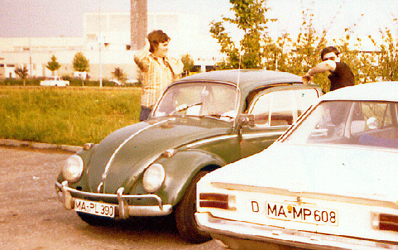 1977-08-aa-Werner und Engelbert "mit CENAP-VW-Käfer-Einsatzfahrzeug"