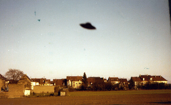 1977-08-Karton-UFO an Scheibe - in den 70igern versuchte Schwindelfu00e4lle
