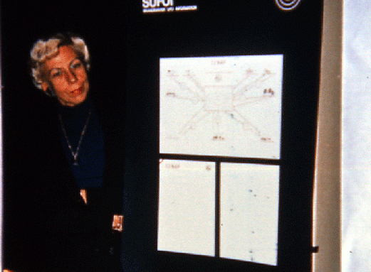 1977-11-sa-SUFOI-Ausstellung-CENAP-Infotafel mit Frau Karen Linneballe über welche CENAP die Zusammenarbeit mit SUFOI startete