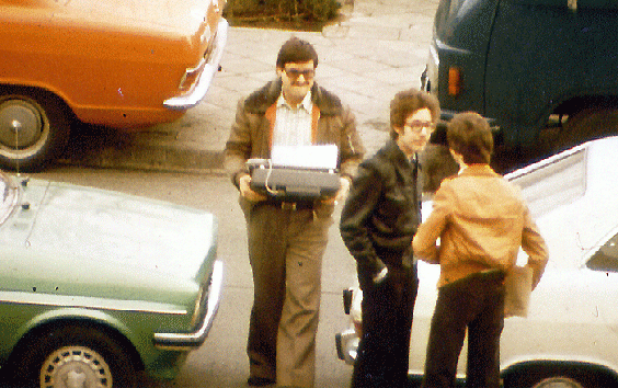 1978-04-da-Engelbert mit "HighTec-Schreibmaschiene" für Werner und Hansjürgen im Gespräch mit UFO-Zeugen