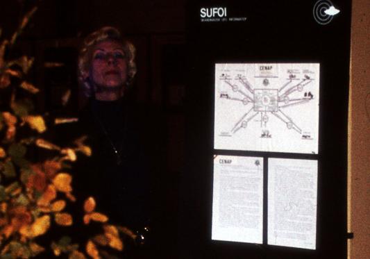 1978-11-aba-Karen Linneballe bei CENAP-Info-Tafel / SUFOI-Ausstellung Kopenhagen
