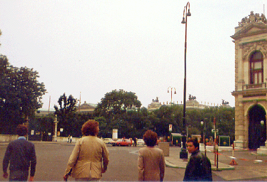 1979-07-bi-bei der Hofburg in Wien - v.L. Christian Pöchhacker, Werner Walter, Interkosmos-Leiter Metula, Andreas Gerersdorfer
