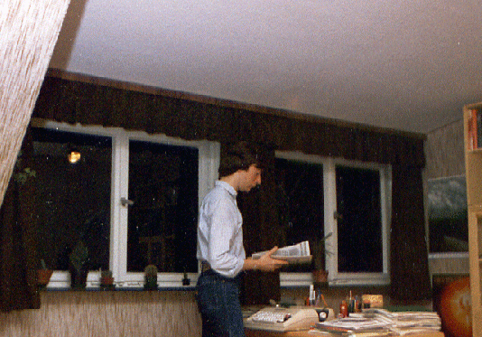 1981-09-aa-Hansju00fcrgen am Schreibtisch