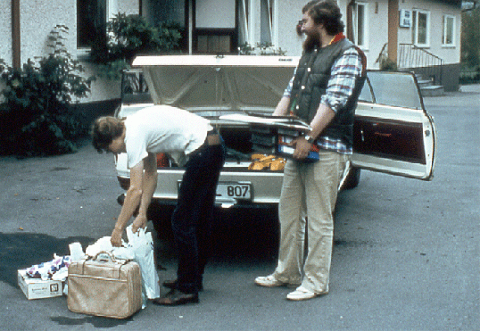1981-10-be-Thomas und Werner beim Packen in Syrgenstein