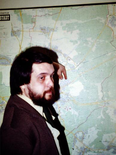 1982-03-me-CENAP-VorOrt-Untersuchung Fall Messel - Polizei-Revierbeamte zeigt Beobachtungsort auf Karte