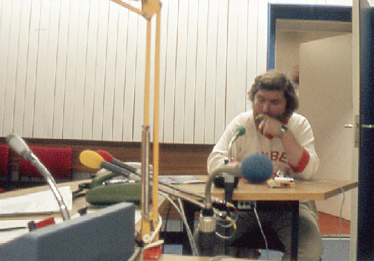 1982-08-af-Werner im Senderaum bei "Musik-Pause"