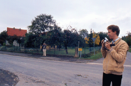 1982-09-ab-Jochen Ickinger und Werner bei Fotoaufnahmen VorOrt - Dorla