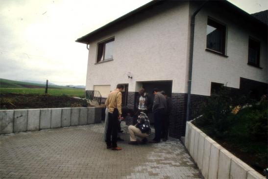 1982-10-de-Felduntersuchung bei Fall Dorla - Sichelfu00f6rmige Spuren im Hof