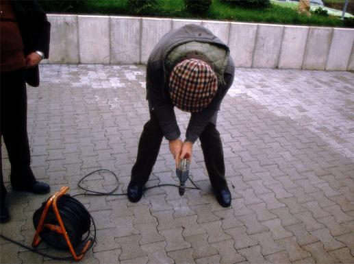 1982-10-dfk-Hof mit Landespuren - Bergung von CENAP-Beton-Knochen zur Untersuchung