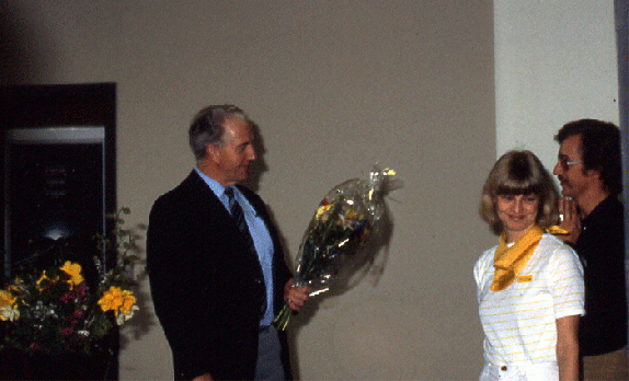 1983-03-ai-Bu00fcrgermeister von Vojens eru00f6ffnete die SUFOI-Ausstellung zu welcher er Blumen bekam von SUFOI-Ausstellungs-Veranstalter Per Larholm (rechts)