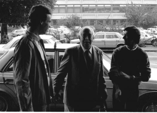 1983-10-zg-Jochen und Hansju00fcrgen mit vonKeviczky vor PENTA-Hotel-Wiesbaden - OGH