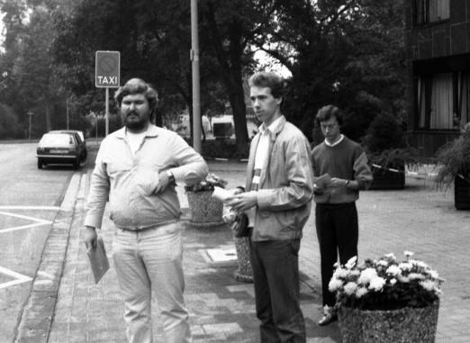 1983-10-zj-Werner, Jochen und Hansju00fcrgen bei Flugblatt-Aktion vor DUIST-Kongreu00df-Hotel in Wiesbaden -OGH