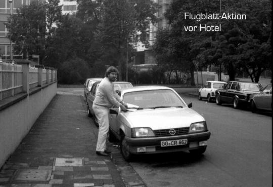 1983-10-zl-Werner bei Flugblatt-Verteilung