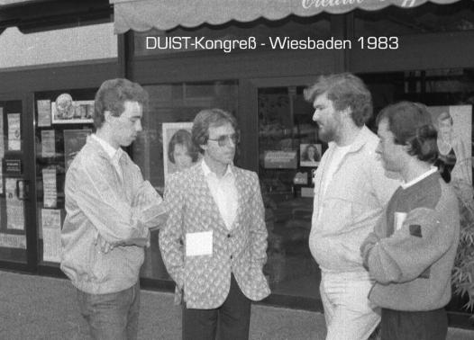1983-10-zw-Jochen, Werner und Hansju00fcrgen im Gespru00e4ch mit DUIST-Mitglied vor PENTA-Hotel