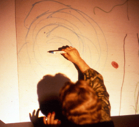 1984-10-azb-DUIST-Dame mit Permanent-Marker auf Dia-Leinwand erklu00e4rt Werner den Kosmos...