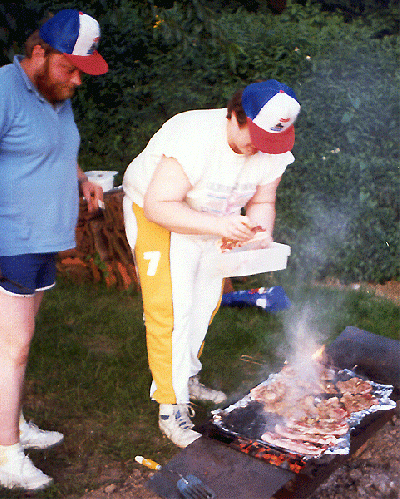 1988-07-ad-CENAP-Grillfete - Roland beim "Auflegen"