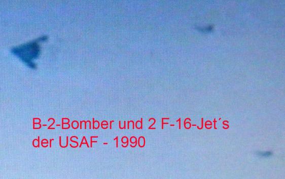 1990-08-u-B-2 und F-16 über England