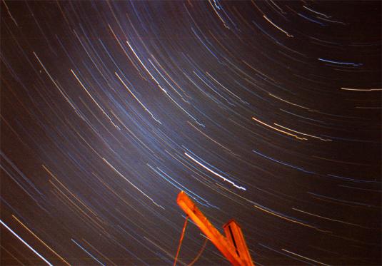 1993-08-admb-CENAP-Langzeitaufnahme von Sternenspuren über Bastberg