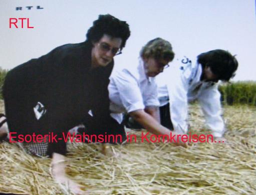 1996-08-bab-Frauen in Holland bei Energie-Aufnahme in Kornkreis...