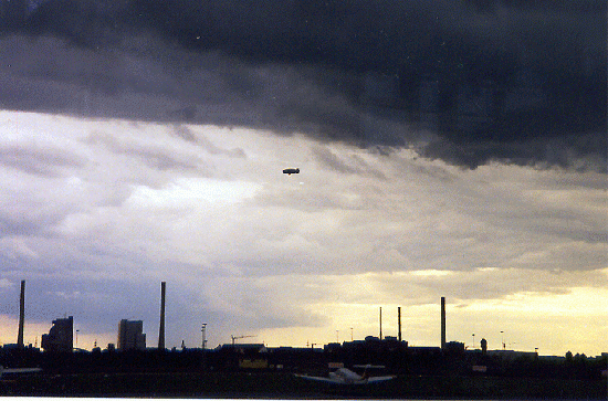 1998-09-ba-Lotto-Blimp bei schlechtem Wetter u00fcber Mannheim