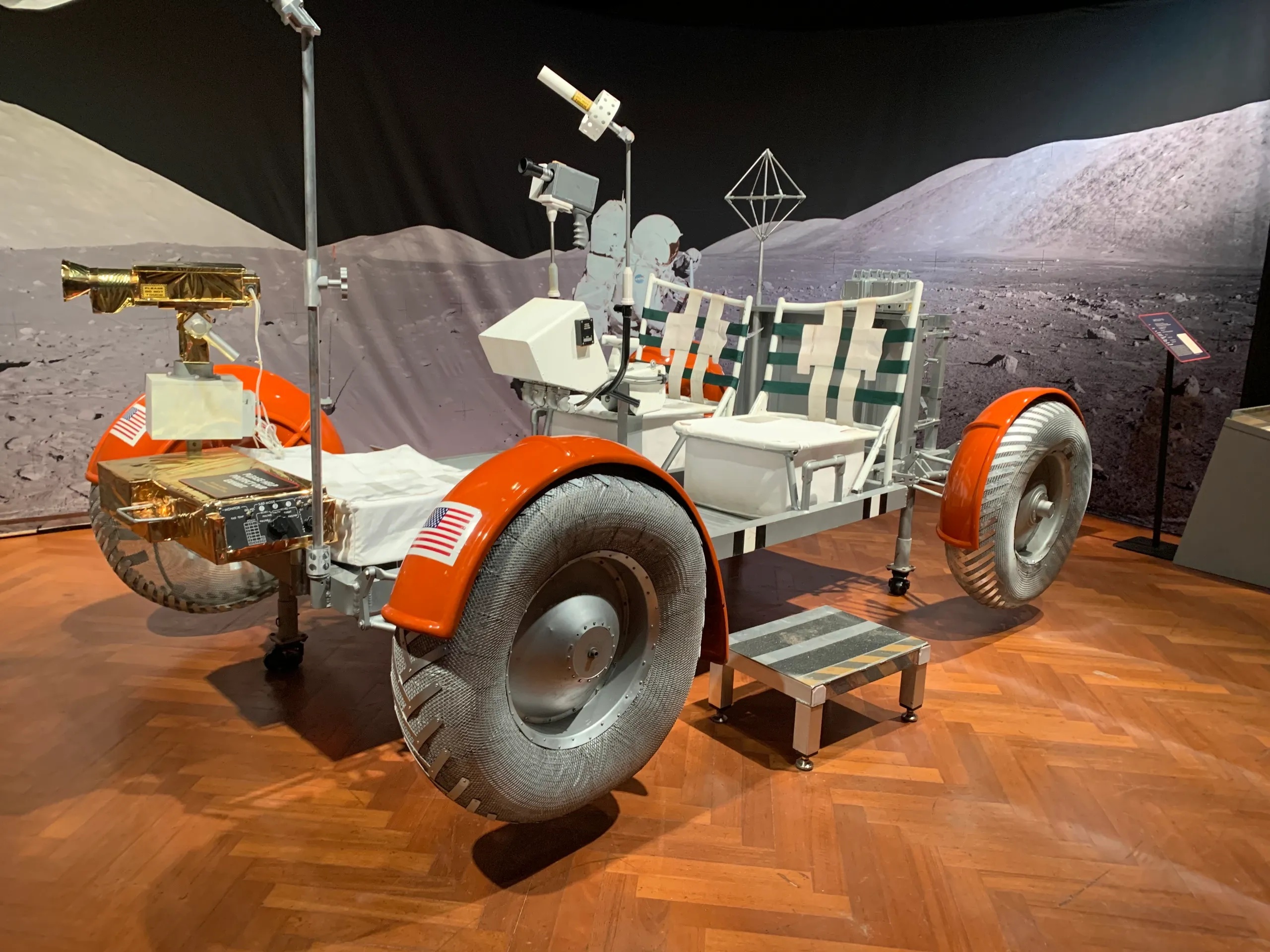 1ce51bc6-f842-48b0-bc6d-1bcfc8872372-lunar-rover