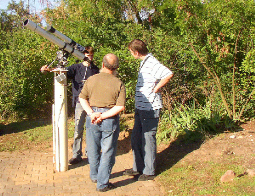 2004-09-ap-Die ersten Besucher nutzen die Möglichkeit durch die Teleskope der Sternwarte zu schauen