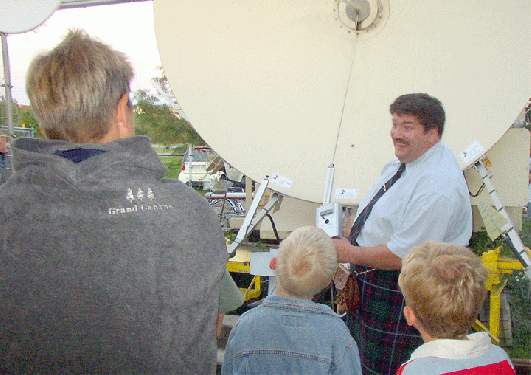 2004-09-at-Peter Wright (Schotte durch und durch) erklärt die Funktion des Radio-Teleskopes