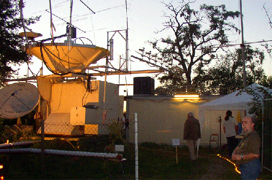 2004-09-av-Radio-Sternwarte in der Abenddämmerung