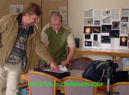 2004-10-ad-Werner und Roland bei Raucher-Pause