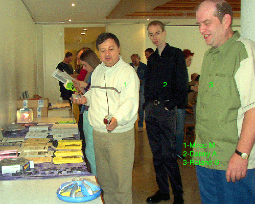 2004-10-ag-UFO-Forum Cru00f6ffelbach - da war es noch ein kleines Kinderspielzeug gegenu00fcber den RC-LED-Modellen von 2009