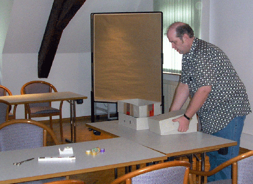 2005-10-ab-Letzte Handgriffe  vor UFO-Forum-Programm-Start