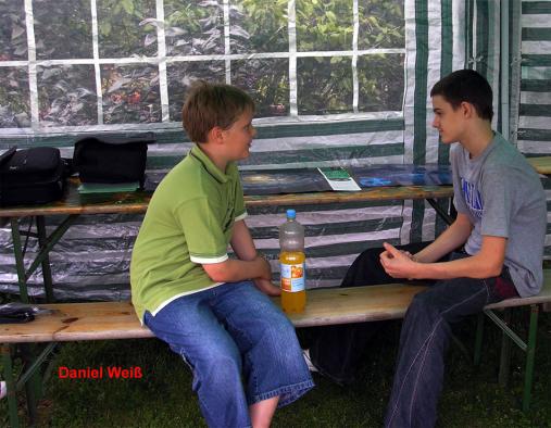 2006-09-md-AT-2006-Daniel Weiß (Schüler) übernahm den Part den jugendlichen Besuchern die Teleskope zu erklären...