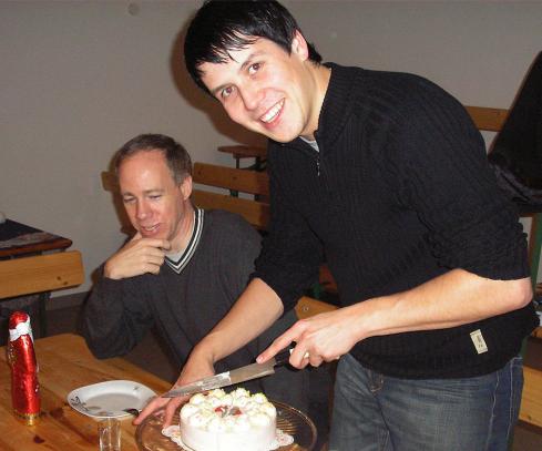 2006-12-afa-Dennis schneidet seinen Geburtstagkuchen an
