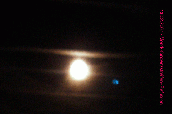 2007-02-l-Vollmond mit Kondensstreifen und Reflexion