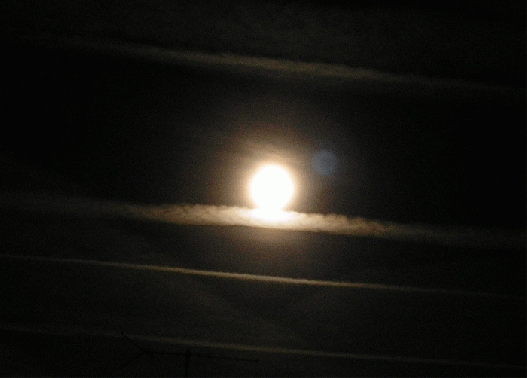 2007-02-lad-Vollmond mit Kondensstreifen u00fcber Mannheim