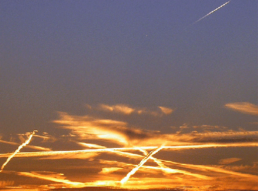 2007-08-acac-Flugzeugscheinwerfer links unterhalb des Kondensstreifen oben rechts im Bild