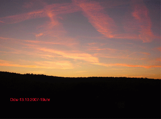 2007-10-d-Chemtrail-Effekt am Abendhimmel / Einflugschneise von Frankfurter-Flughafen