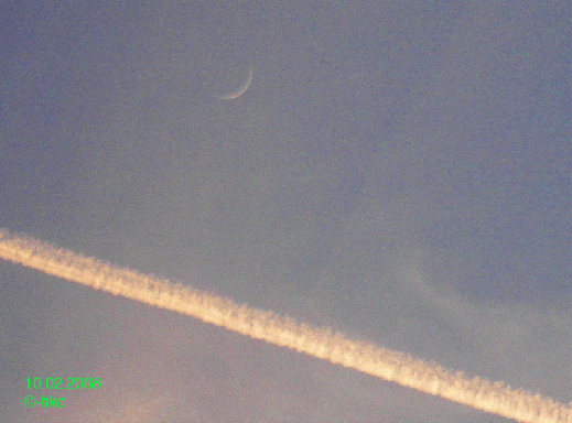 2008-02-de-Mondsichel mit Kondensstreifen
