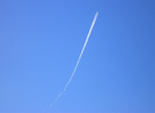 2008-04-ejfbb-u00dcberflieger mit Kondensstreifen-Verwirblung