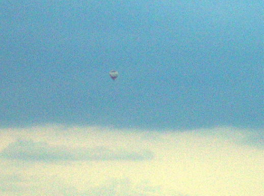 2008-04-fa-Heiu00dfluftballon im Morgendunst u00fcber Odenwald