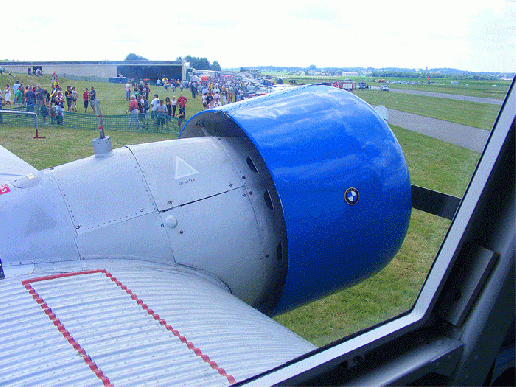 2008-06-hsl-JU-52-Kabinenfensterblick auf linken Flügel