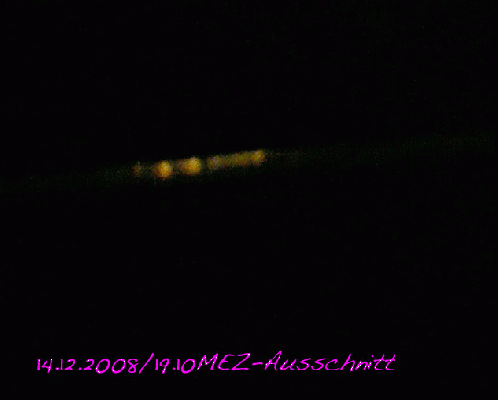 2008-12-cdja-Ausschnittsvergru00f6u00dferung zeigt Katzenaugen bei Nachtaufnahme mit 4-Sekunden-Belichtung