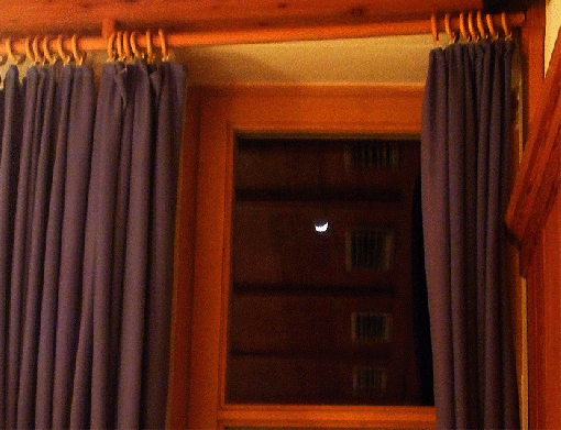 2009-02-0858-Mondsichel durch Restaurant-Fenster - Weiu00dfbriach